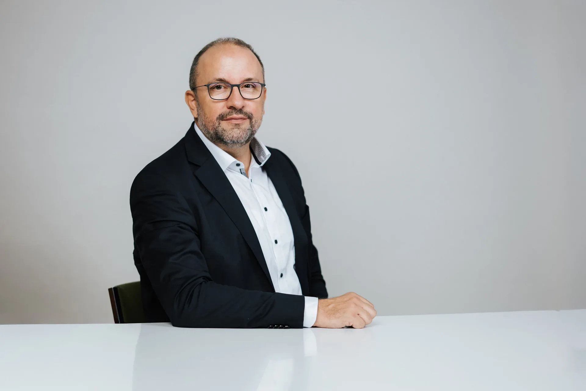 Matthias Biskupek sitzend am Besprechungstisch