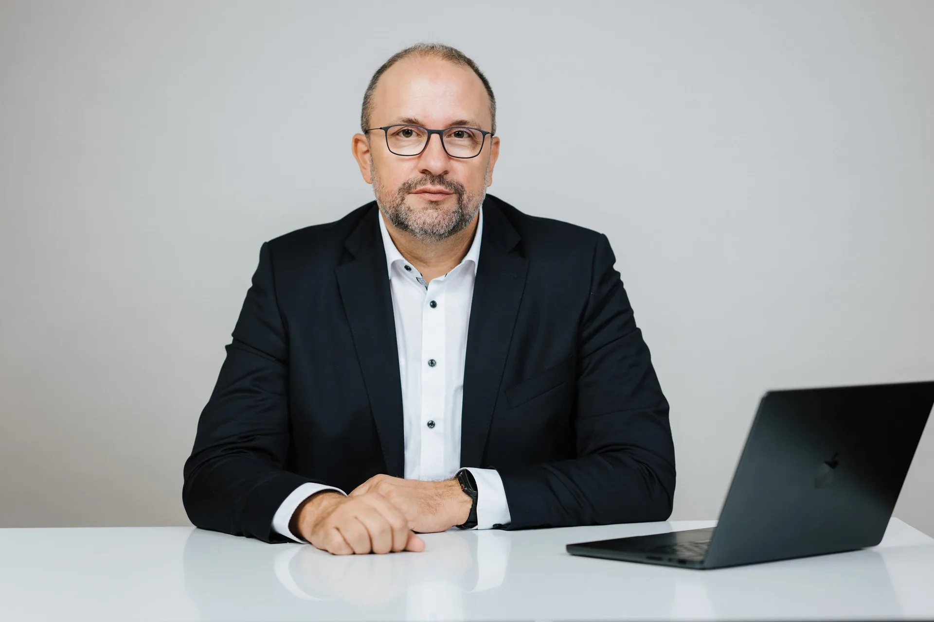Matthias Biskupek am Schreibtisch mit Laptop