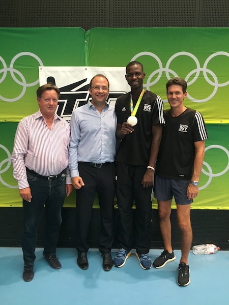 Gruppenbild mit dem olympischen Silbermedaillengewinner aus Niger